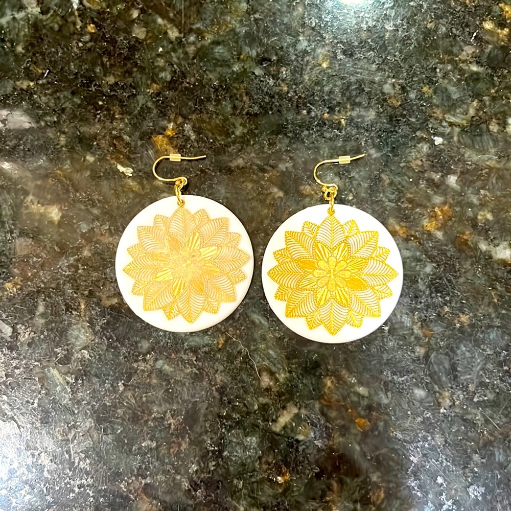 Beautiful white and gold flower dangle earrings.